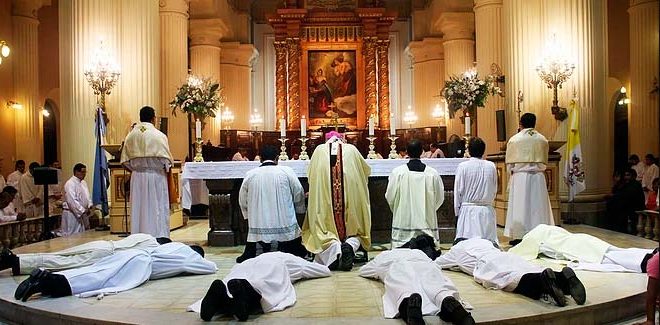 Monseñor Zecca ordenó un sacerdote y cinco nuevos diáconos